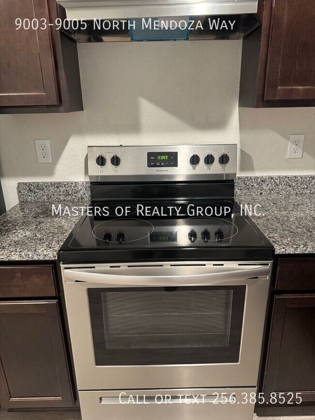 Foto del edificio - 9003-9005 North Mendoza Way-