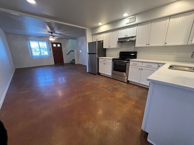 Beautiful 5 bed 2 bath home! photo'