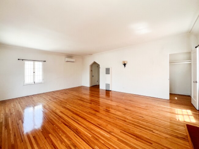 Building Photo - 7514 Oakwood Ave