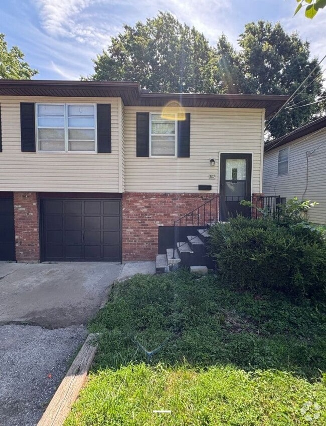 Building Photo - 707 N Frandsen Rd