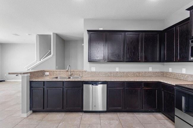 Building Photo - 6562 S Goldenrod Rd