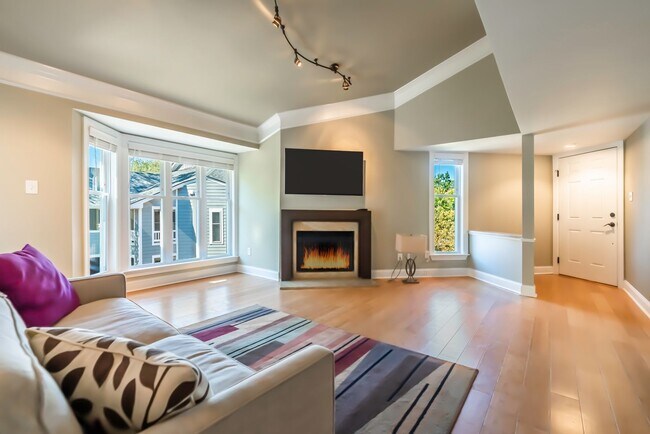 Foto del edificio - Gorgeous 2-Bedroom Condo Near Fletcher Par...