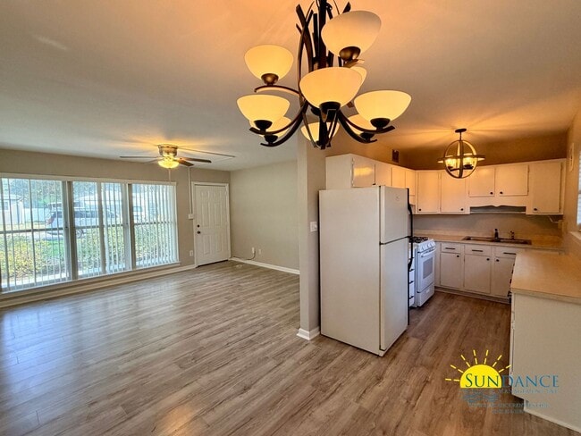 Building Photo - Location Location Location, beautiful 3 bedroom!
