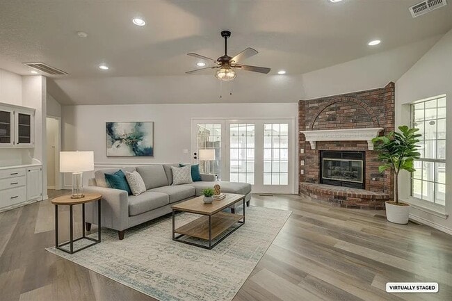 Building Photo - 1700 Strawberry Hl