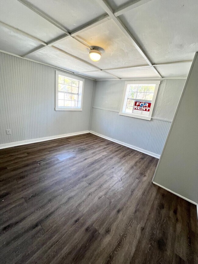Foto del edificio - 3BR/1BA Duplex Near Lake Parker, Large Shared Backyard!