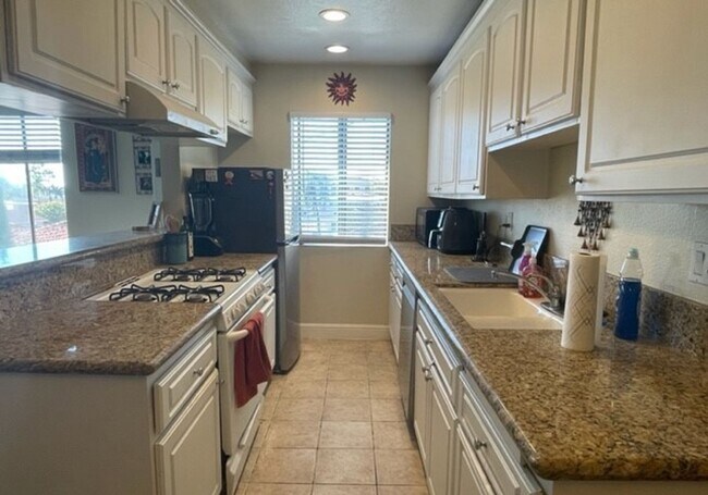 Foto del edificio - Updated 2nd Floor Corner Unit -3425 E. 15t...