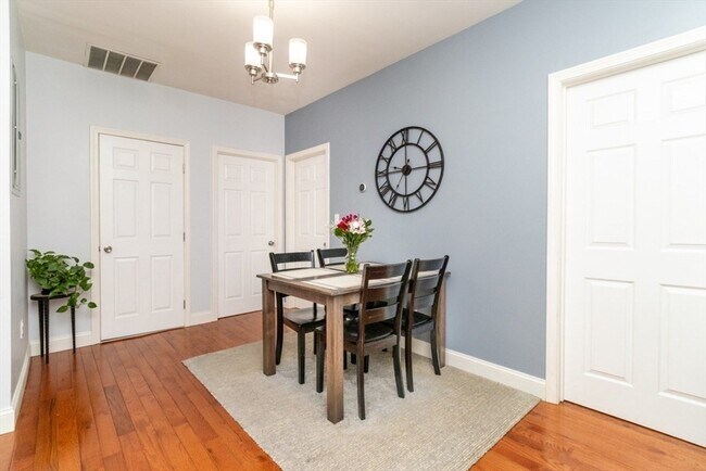 Building Photo - 7 Rowell St