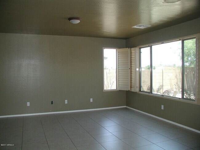 Building Photo - Charming 5 Bed 3 Bath Laveen home