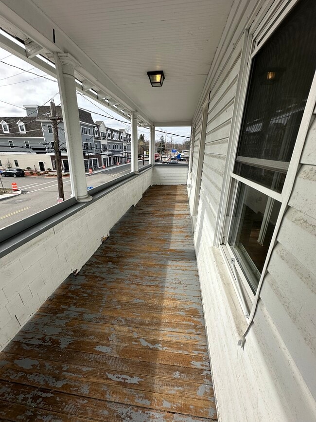 covered porch - 3 Pond St