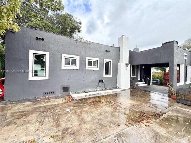 Foto del edificio - 597 NW 69th St