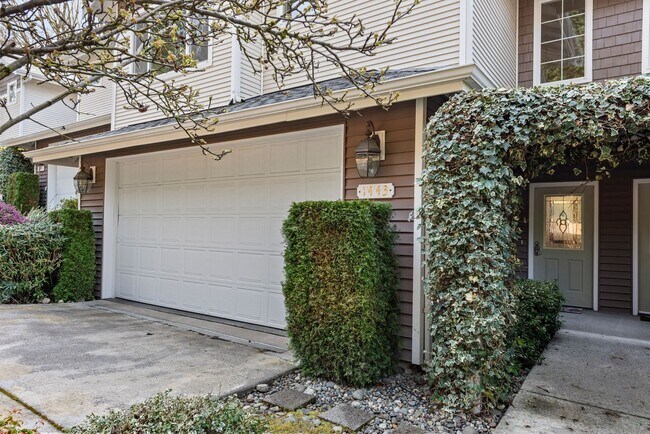 Foto del edificio - Beautiful 3BR Townhome with Private Patio & Oversized Garage in Shoreline