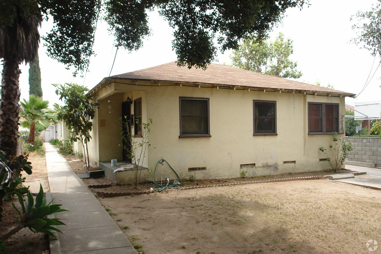 Building Photo - Grand Oaks