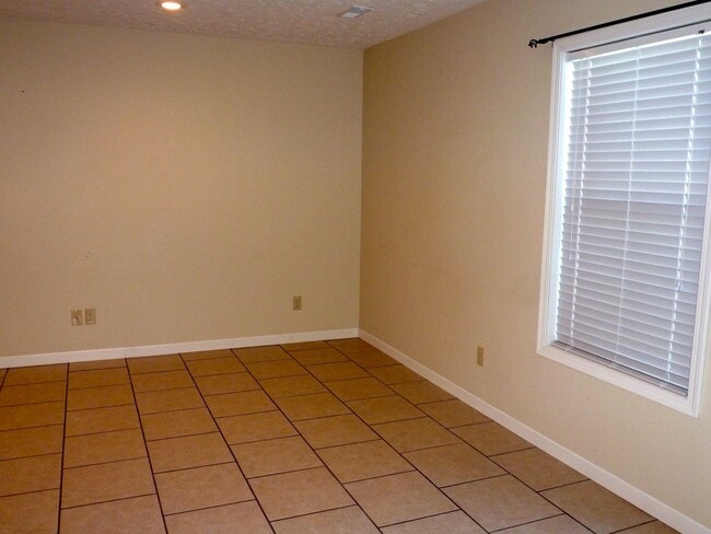 Building Photo - Very Nice Unit