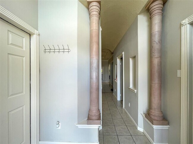 Building Photo - 8930 Edgebrook Dr