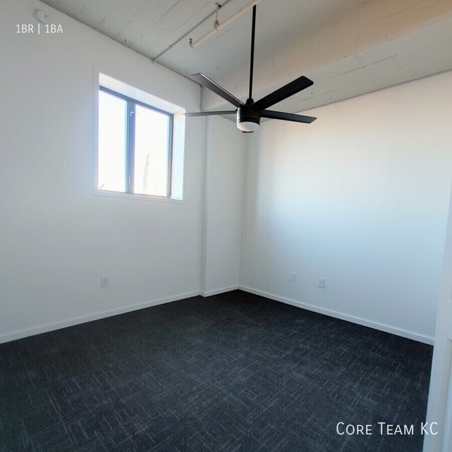 Foto del edificio - 320 W 7th St