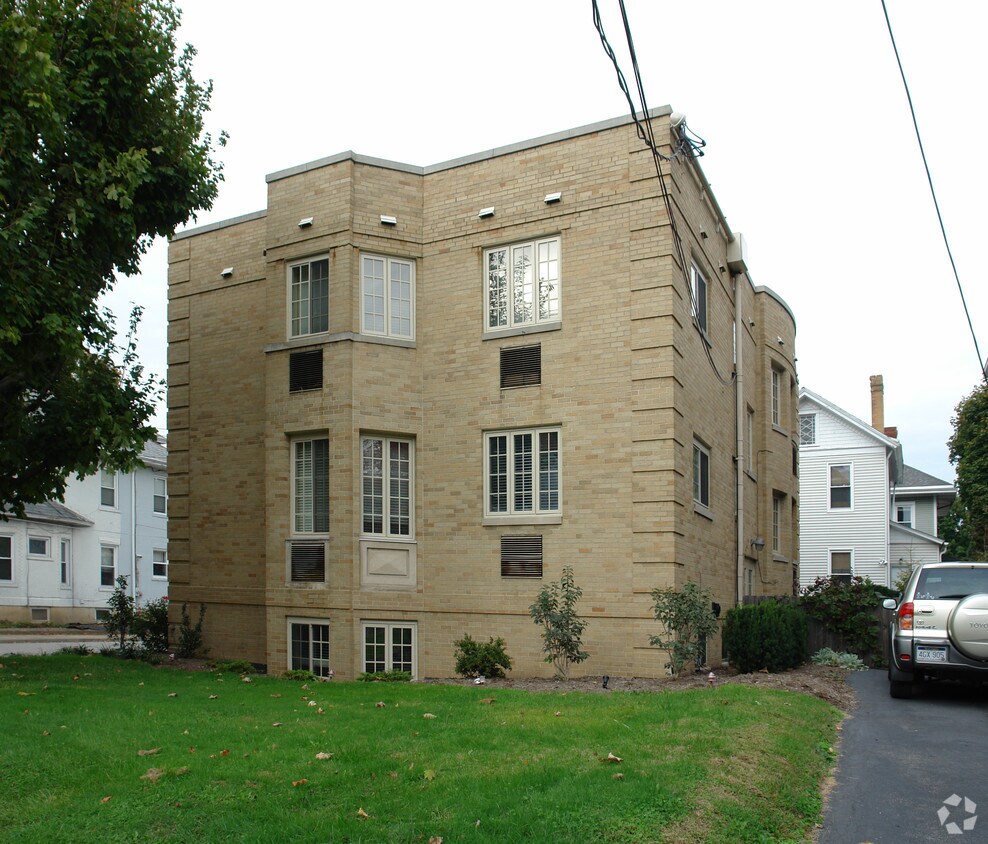 Building Photo - 1418 Quarrier St