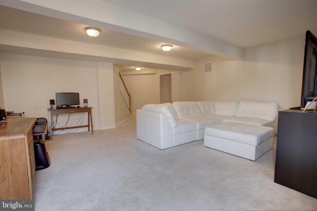 Building Photo - 8930 Mayhew Ct