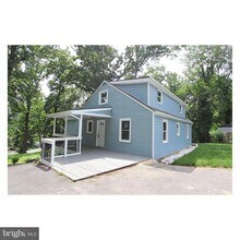 Building Photo - 3170 Oakmont Ave
