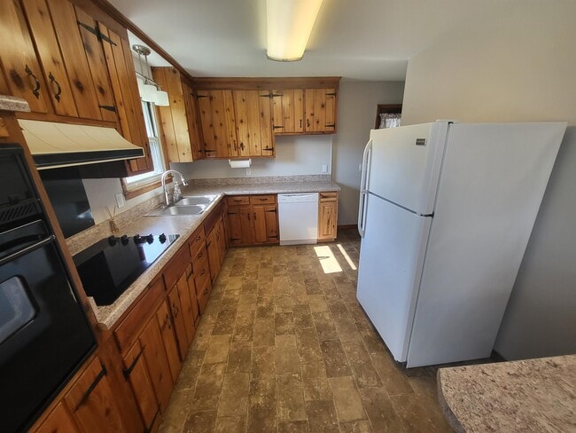 Photo - 1868 Lake Rd House