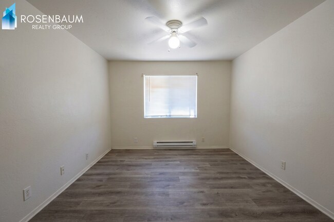 Foto del edificio - Cozy Upstairs 2-Bedroom Apartment with Shared Fenced Yard