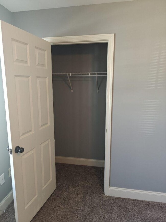 Building Photo - Beautiful Three Bedroom, Two Bathroom Sing...