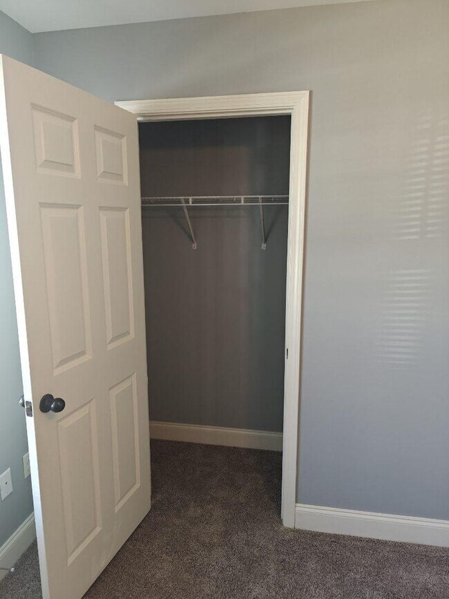 Foto del edificio - Beautiful Three Bedroom, Two Bathroom Sing...