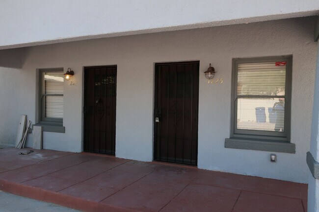 Foto del edificio - Fully Remodeled 1 Bedroom Duplex Apartment in Historical U of A Neighborhood