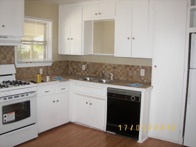 Foto del edificio - 2 Bed Plus - dishwasher, w/d, stove, refri...