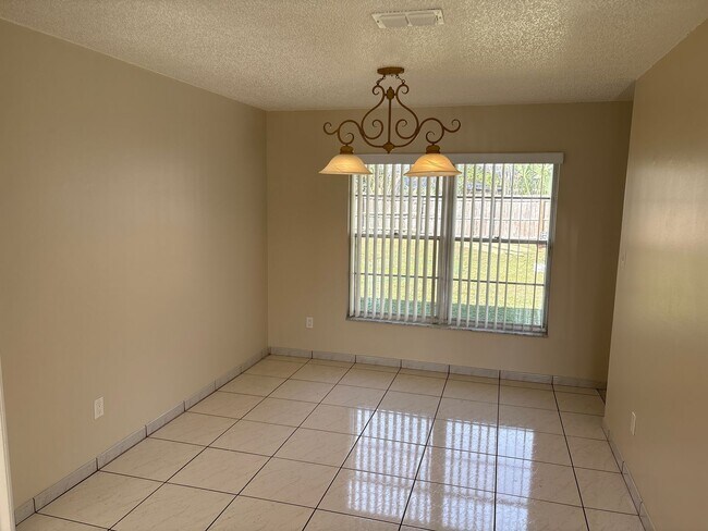 Foto del edificio - 4 Bedroom Home in a Prime Location!