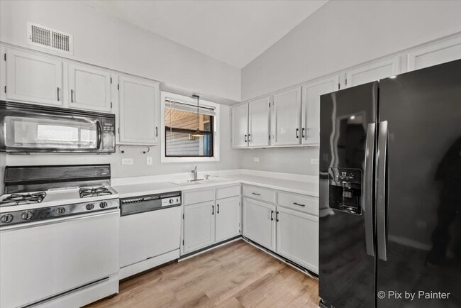 Foto del edificio - 5815 Wilshire Ct