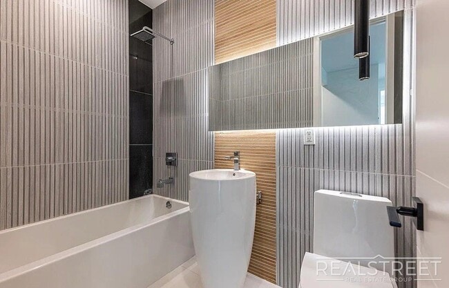 Building Photo - Spacious 2 Bed 2 Bath in Prospect Lefferts Gardens - Rooftop Access & More!