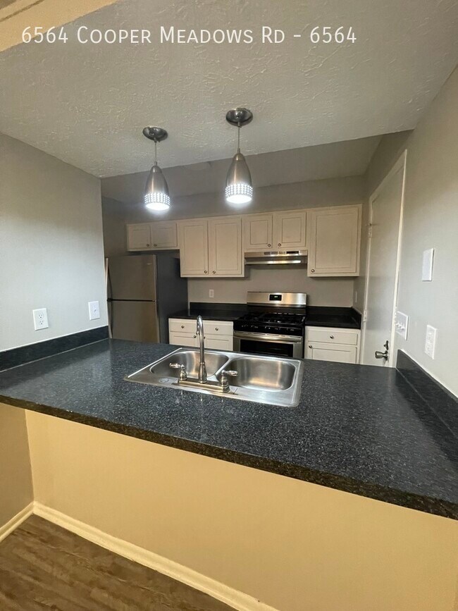 Foto del edificio - Updated 2 bed / 2.5 bath Townhome