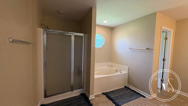 Foto del edificio - RATE DROP ALERT (was $$2600/month) and FALL MOVE-IN SPECIAL: 50% OFF 1st MONTH'S RENT!**