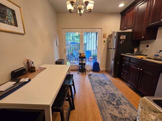 Foto del edificio - DELIGHTFUL 2 BEDROOM QUEEN VILLAGE TOWNHOUSE