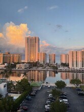 Building Photo - 800 Parkview Dr