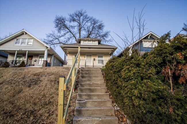 Building Photo - 806 Monroe Ave