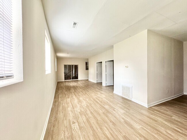 Building Photo - Incredibly Spacious 4 BR House w/ Bonus Ro...
