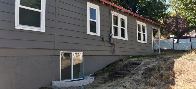 Building Photo - 1527 Lookout Ave