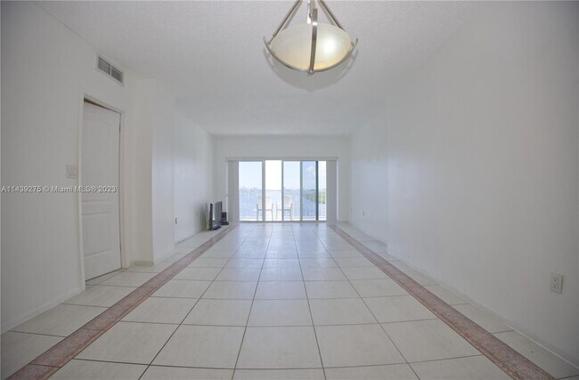 Building Photo - 500 Bayview Dr