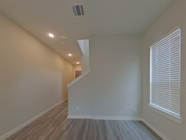 Building Photo - 9835 Willow Creek Commerce Dr