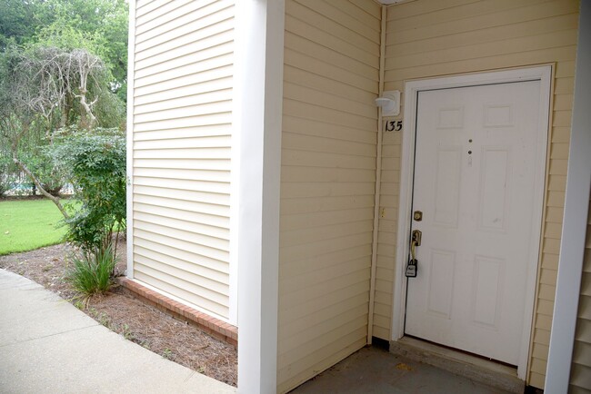 Building Photo - First Floor Oaks Unit!