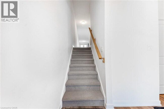 Building Photo - 205 W Oak Trl