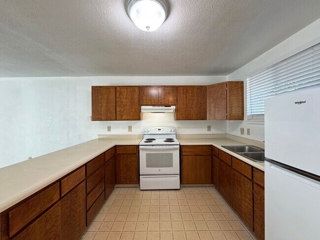 Foto del edificio - 2148 Primrose Dr