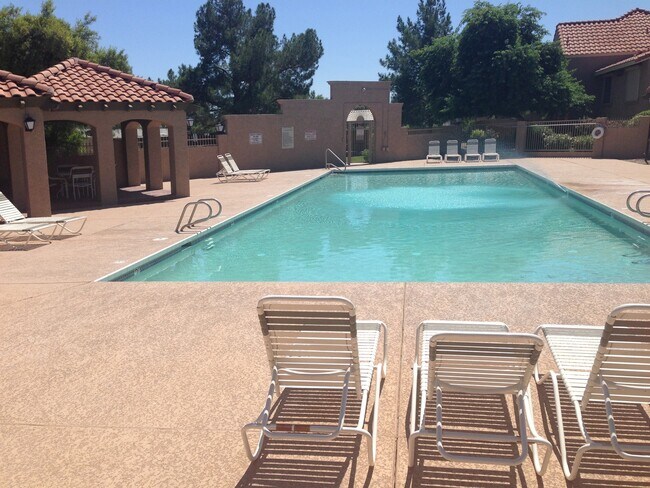Foto del edificio - **BEAUTIFUL 2br/2.5ba TOWNHOME (ELLIOTT & ARIZONA AVE)