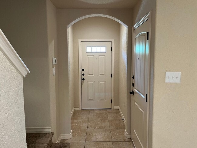 Building Photo - 6866 Lakeview Dr.