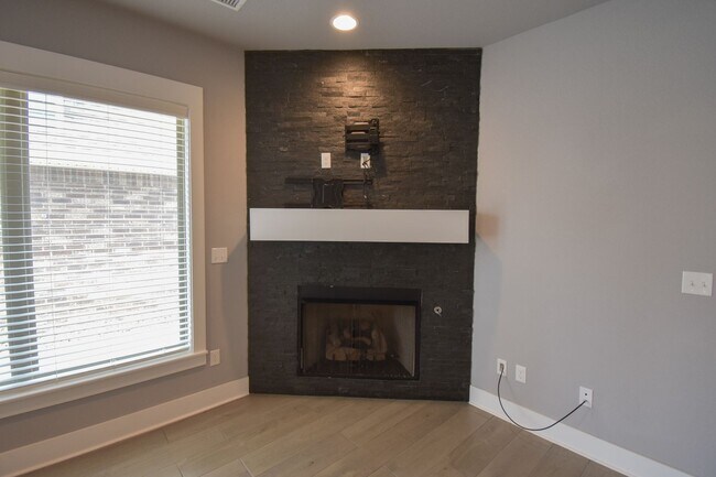 Building Photo - 4 Bedroom 2.5 Bathroom Home in The Heart o...