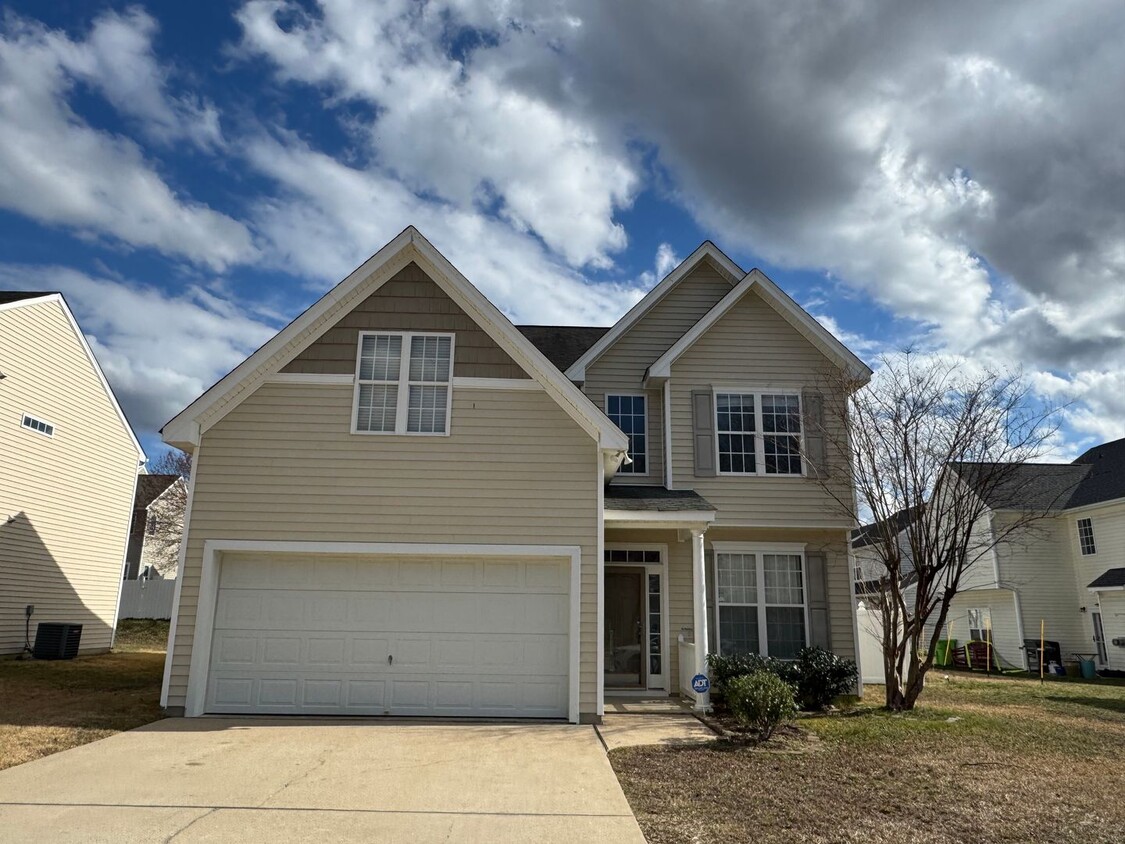 Foto principal - 4 Bedroom | 3 Bathroom Raleigh Home with F...