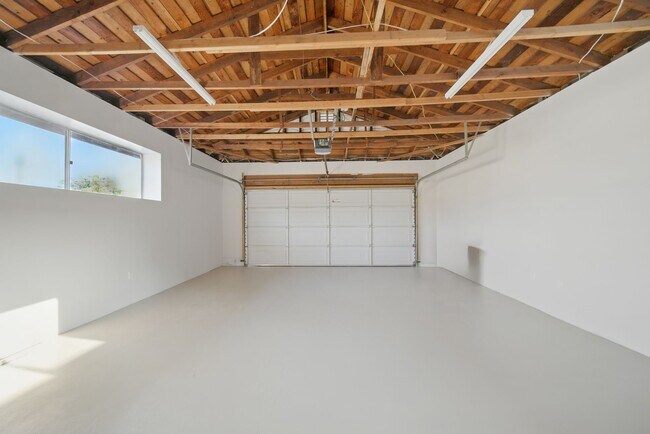 Foto del edificio - Stunning Home for Entertaining in Highly S...