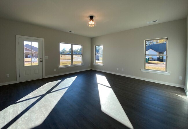 Foto del edificio - Home for Rent in Weaver AL...Available to ...