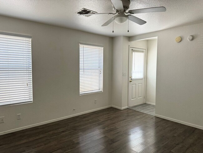 Foto del edificio - LONG TERM 2BD/1.5 BATH 2-STORY CONDO AVAIL...
